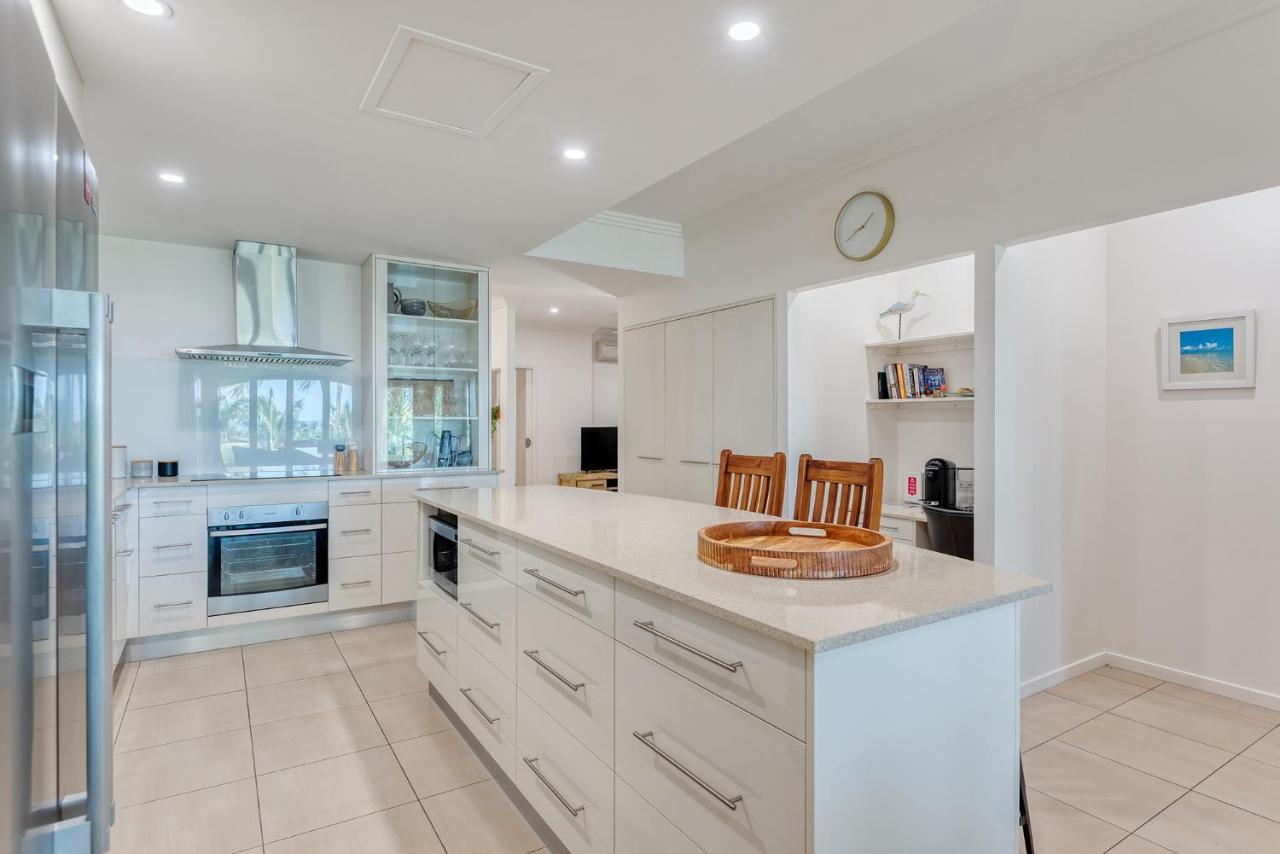 Island Views Beachfront Apartments Palm Cove Exterior foto