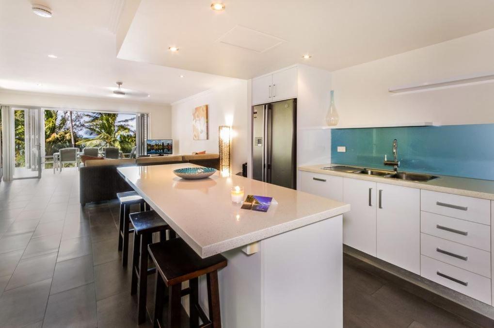 Island Views Beachfront Apartments Palm Cove Exterior foto