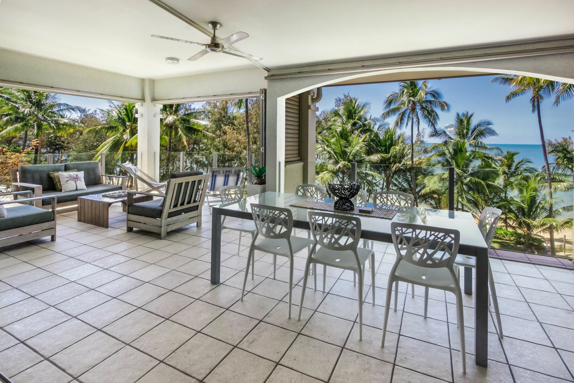 Island Views Beachfront Apartments Palm Cove Exterior foto