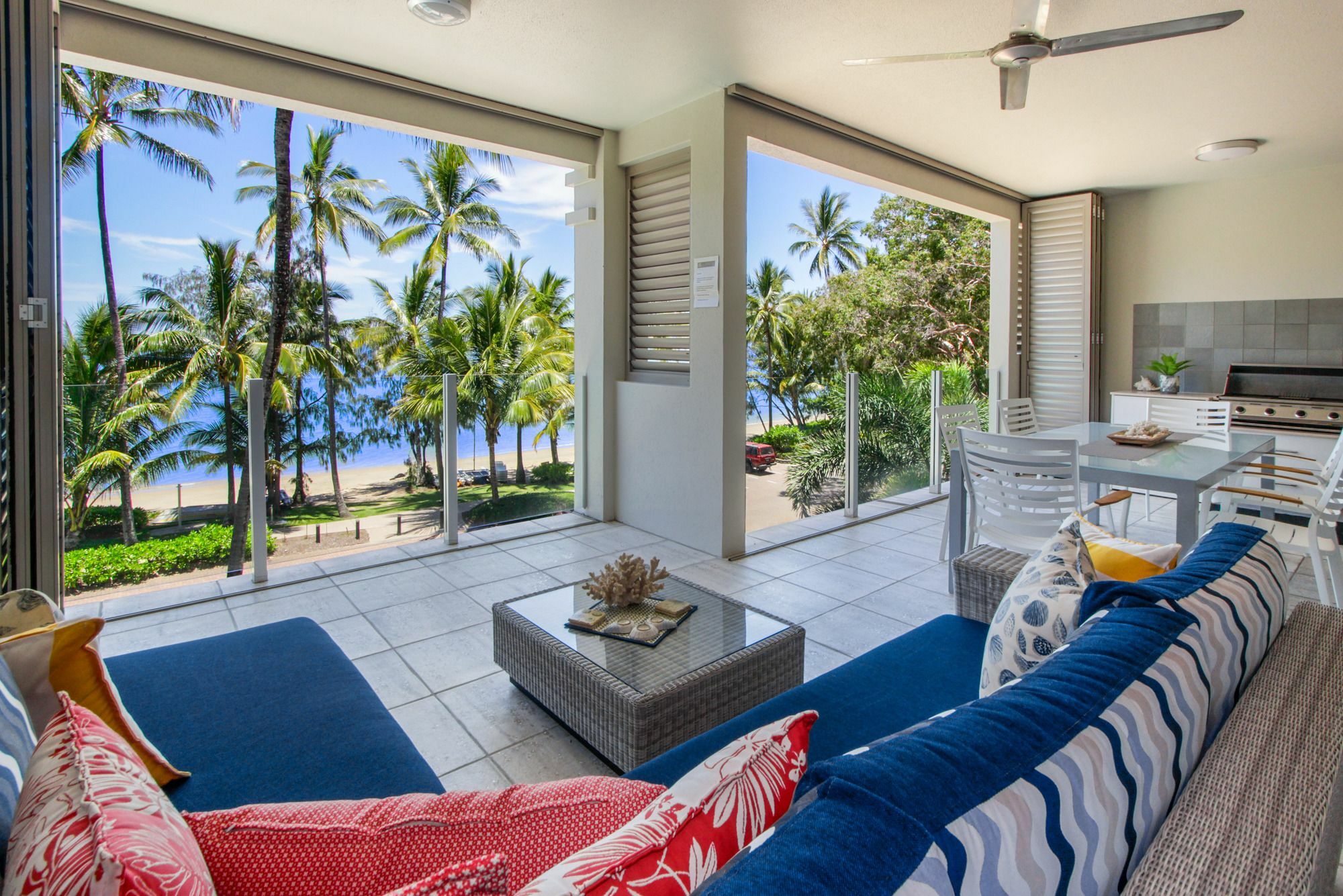 Island Views Beachfront Apartments Palm Cove Exterior foto